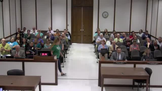 Victoria resident criticizes trailer park owner for neglecting property maintenance