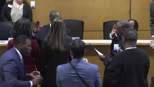 Waukegan Mayor pledges to uphold U.S. and Illinois constitutions