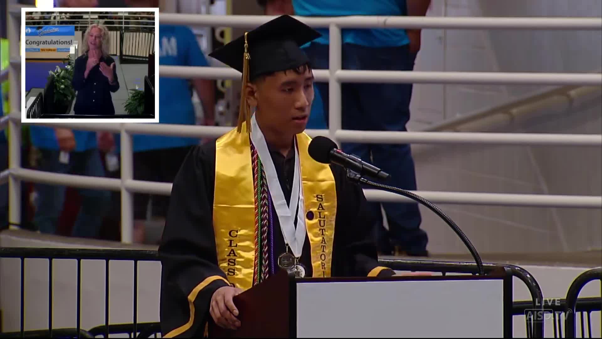 Samantha Jimenez Lopez honored as valedictorian at Navarro Class of 2025 graduation