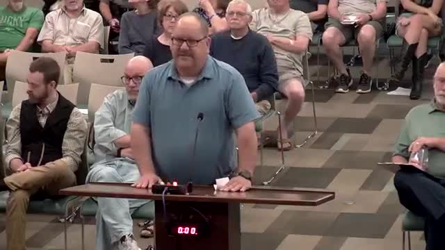 Dee Willis voices property history concerns at city council meeting